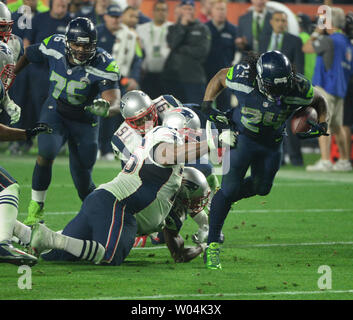 Seattle Seahawks RB Marshawn Lynch (24) si rompe un placcaggio per 14 metri contro il New England Patriots nel terzo trimestre del Super Bowl XLIX presso la University of Phoenix Stadium di Glendale, Arizona, 1 febbraio 2015. Foto di Pat Benic/UPI Foto Stock