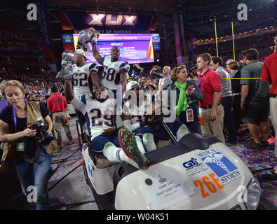 New England Patriots Le Garrette Blount (29), Brandon Bolden (38), Jonathan Casilas (52), e Dario Fleming (58) celebrare con il Vince Lombardi Trophy dopo i patrioti hanno sconfitto i Seattle Seahawks 28-24 per vincere il Super Bowl XLIX presso la University of Phoenix Stadium di Glendale, Arizona, 1 febbraio 2015. Foto di Kevin Dietsch/UPI Foto Stock