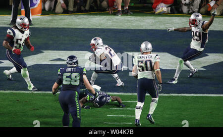 New England Patriots cornerback Malcolm Butler (C) rende un gioco salvataggio di intercettazione contro i Seattle Seahawks in ritardo nel quarto trimestre del Super Bowl XLIX presso la University of Phoenix Stadium di Glendale, Arizona, 1 febbraio 2015. La Nuova Inghilterra beat 28-24 di Seattle per vincere il trofeo Lombardi. Foto di Jon SooHoo/UPI Foto Stock