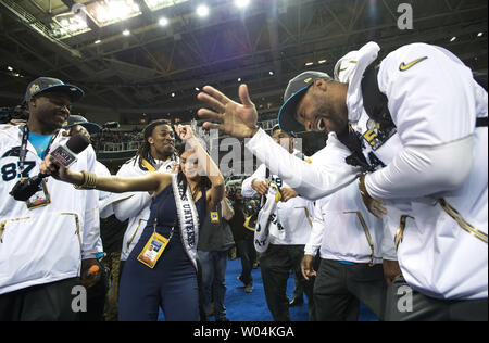 Pia Alonzo Wurtzbach, il regnante di Miss Universo, lavorando per 'Inside Edition", danze con Carolina Panthers back-up quarterback Joseph Webb, Jr durante il Super Bowl 50 Media giornata presso il centro di SAP in San Jose, la California il 1 febbraio 2016. Il Carolina Panthers riprodurrà il Denver Broncos nel Super Bowl 50 domenica 7 febbraio. Foto di Kevin Dietsch/UPI Foto Stock