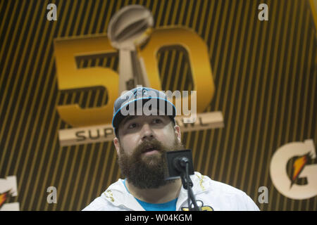 Carolina Panthers' Ryan Kalil parla ai giornalisti durante il Super Bowl 50 Media giornata presso il centro di SAP in San Jose, la California il 1 febbraio 2016. Il Carolina Panthers riprodurrà il Denver Broncos nel Super Bowl 50 domenica 7 febbraio. Foto di Kevin Dietsch/UPI Foto Stock