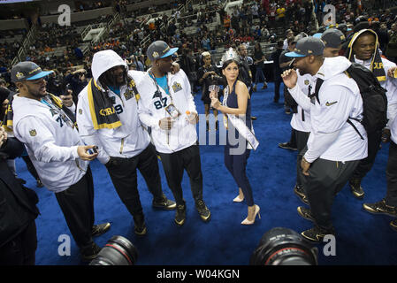 Pia Alonzo Wurtzbach, il regnante di Miss Universo, lavorando per 'Inside Edition", danze con membri della Carolina Panthers durante il Super Bowl 50 Media giornata presso il centro di SAP in San Jose, la California il 1 febbraio 2016. Il Carolina Panthers riprodurrà il Denver Broncos nel Super Bowl 50 domenica 7 febbraio. Foto di Kevin Dietsch/UPI Foto Stock