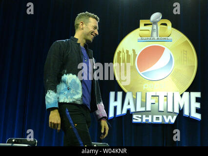 Chris Martin della band Coldplay passeggiate sul palco per parlare della banda della prossima metà tempo prestazioni per Super Bowl 50 durante una conferenza stampa tenutasi a San Francisco il 4 febbraio 2016. Denver Broncos giocheranno la Carolina Panthers nel Super Bowl 50 domenica 7 febbraio. Foto di Kevin Dietsch/UPI Foto Stock