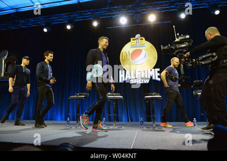 Membro della band Coldplay, da sinistra a destra, John Buckland, Guy Berryman, Chris Martin e sarà campione, a piedi sul palco di parla di loro prossimo a metà tempo prestazioni per Super Bowl 50 durante una conferenza stampa tenutasi a San Francisco il 4 febbraio 2016. Denver Broncos giocheranno la Carolina Panthers nel Super Bowl 50 domenica 7 febbraio. Foto di Kevin Dietsch/UPI Foto Stock