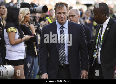 Signor Commissario NFL Roger Goodell passeggiate il margine prima del Super Bowl 50 a Levi's Stadium di Santa Clara in California il 7 febbraio 2016. Foto di Brian Kersey/UPI Foto Stock