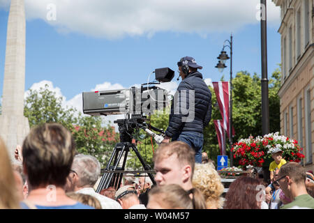 Città Cesis, Repubblica Lettone. L'operatore video è filmare esercito debiti e persone. 22.06.2019. Foto di viaggio. Foto Stock