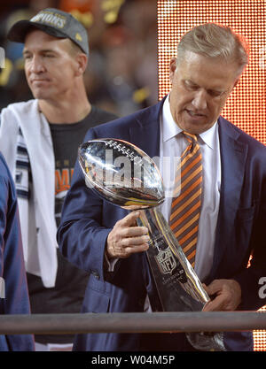 Denver Broncos executive John Elway (R) trattiene il Lombardi trophy con quarterback Peyton Manning in background al Super Bowl 50 a Levi's Stadium di Santa Clara in California il 7 febbraio 2016. Denver vince il Super Bowl 50 sconfiggere Carolina 24-10. Foto di Kevin Dietsch/UPI Foto Stock