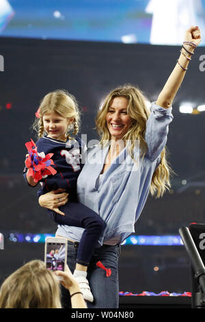 Gisele Bundchen (R) mantiene la sua figlia Vivian Lago Brady, celebra il suo marito Tom Brady di conquistare i falchi di Atlanta nel Super Bowl LI a NRG Stadium di Houston in Texas il 5 febbraio 2017. I patrioti hanno sconfitto i falchi 34-28 per il loro quinto Super Bowl titolo. Foto di Giovanni Angelillo/UPI Foto Stock