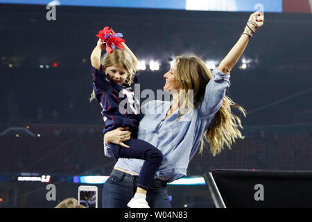 Gisele Bundchen (R) mantiene la sua figlia Vivian Lago Brady, celebra il suo marito Tom Brady di conquistare i falchi di Atlanta nel Super Bowl LI a NRG Stadium di Houston in Texas il 5 febbraio 2017. I patrioti hanno sconfitto i falchi 34-28 per il loro quinto Super Bowl titolo. Foto di Giovanni Angelillo/UPI Foto Stock