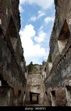 Rovine e macerie in Taman Sari sito. Taman Sari è un sito patrimonio dell'ex giardino reale del sultanato di Yogyakarta. Foto Stock