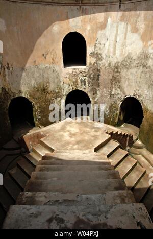 La moschea sotterranea in Taman Sari. Taman Sari, o Taman Sari Castello d'acqua, è un sito patrimonio dell'ex giardino reale del sultanato di Yogyakarta. Foto Stock