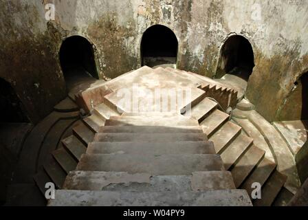 La moschea sotterranea in Taman Sari. Taman Sari, o Taman Sari Castello d'acqua, è un sito patrimonio dell'ex giardino reale del sultanato di Yogyakarta. Foto Stock