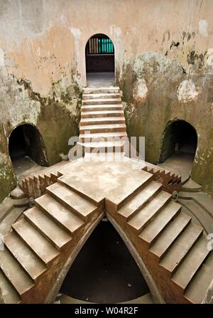 La moschea sotterranea in Taman Sari. Taman Sari, o Taman Sari Castello d'acqua, è un sito patrimonio dell'ex giardino reale del sultanato di Yogyakarta. Foto Stock