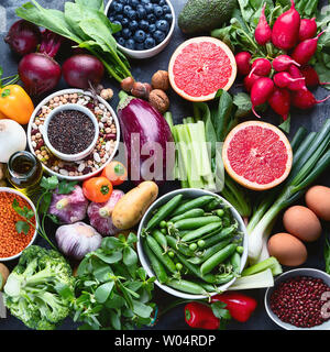 Mangiare sano ingredienti: verdura, frutta e legumi. Nutrizione, dieta, pulire il concetto di cibo Foto Stock