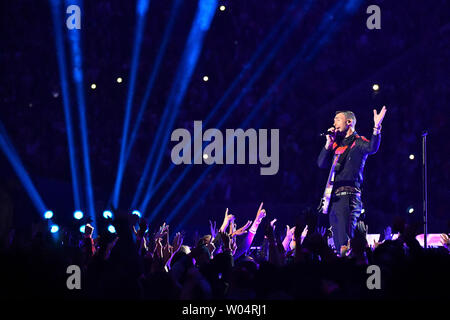 Adam Levine, cantante della band Maroon 5 compie durante il Halftime spettacolo del Super Bowl LIII al Mercedes-Benz Stadium il 3 febbraio 2019 in Atlanta. Foto di Kevin Dietsch/UPI Foto Stock