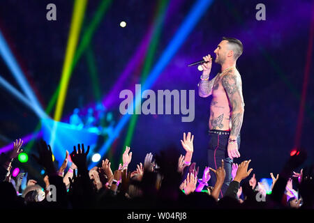 Adam Levine, cantante della band Maroon 5 compie durante il Halftime spettacolo del Super Bowl LIII al Mercedes-Benz Stadium il 3 febbraio 2019 in Atlanta. Foto di Kevin Dietsch/UPI Foto Stock