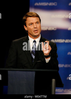 Ex Senatore John Edwards (D-NC) risponde a una domanda del partito democratico dibattito tenutosi nel campus di South Carolina l'Università Statale a Orangeburg, Carolina del Sud, 26 aprile 2007. (UPI foto/David Allio) Foto Stock