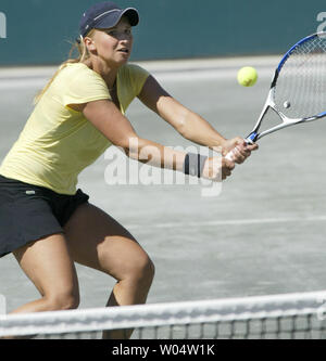 Tatiana GOLOVIN di Francia colpi di rovescio sparato al net contro Shuai Peng della Cina nel terzo round della Family Circle Cup il torneo di tennis a Charleston, Carolina del Sud il 12 aprile 2007. Golovin ha vinto in tre set 6-2, 4-6, 6-3. (UPI foto/nellâ Redmond) Foto Stock