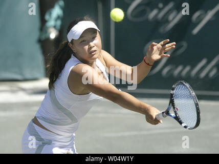 Shuai Peng della Cina colpi di rovescio sparato contro Tatiana GOLOVIN di Francia nel terzo round della Family Circle Cup il torneo di tennis a Charleston, Carolina del Sud il 12 aprile 2007. Golovin ha vinto in tre set 6-2, 4-6, 6-3. (UPI foto/nellâ Redmond) Foto Stock