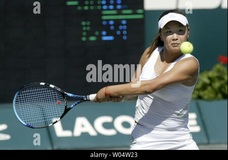 Shuai Peng della Cina linee fino a rovescio sparato contro Tatiana GOLOVIN di Francia nel terzo round della Family Circle Cup il torneo di tennis a Charleston, Carolina del Sud il 12 aprile 2007. Golovin ha vinto in tre set 6-2, 4-6, 6-3. (UPI foto/nellâ Redmond) Foto Stock