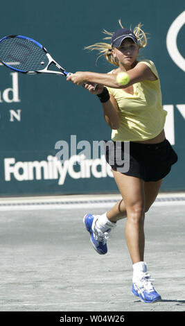 Tatiana GOLOVIN di Francia colpi di rovescio sparato contro Shuai Peng della Cina nel terzo round della Family Circle Cup il torneo di tennis a Charleston, Carolina del Sud il 12 aprile 2007. Golovin ha vinto in tre set 6-2, 4-6, 6-3. (UPI foto/nellâ Redmond) Foto Stock