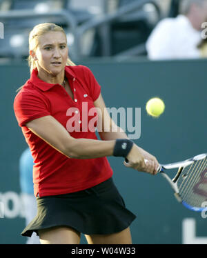 Tatiana GOLOVIN di Francia colpi di rovescio sparato contro Dinara Safina della Russia nei quarti di finale della Family Circle Cup il torneo di tennis a Charleston, Carolina del Sud il 13 aprile 2007. (UPI foto/nellâ Redmond) Foto Stock