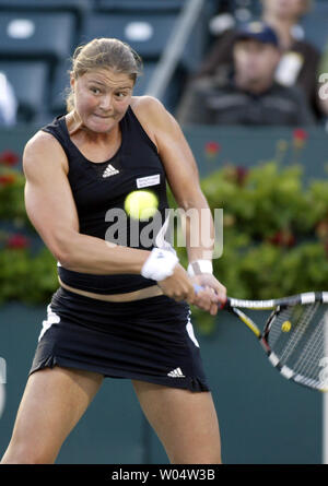 Dinara Safina della Russia colpi di rovescio sparato contro Tatiana GOLOVIN della Francia nei quarti di finale della Family Circle Cup il torneo di tennis a Charleston, Carolina del Sud il 13 aprile 2007. (UPI foto/nellâ Redmond) Foto Stock