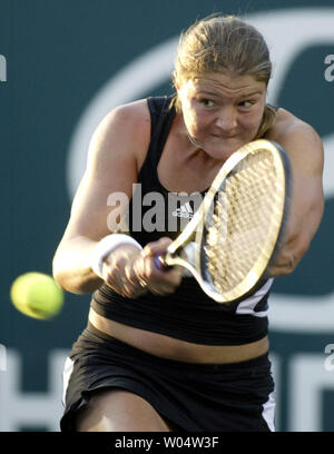 Dinara Safina della Russia colpi di rovescio sparato contro Tatiana GOLOVIN della Francia nei quarti di finale della Family Circle Cup il torneo di tennis a Charleston, Carolina del Sud il 13 aprile 2007. (UPI foto/nellâ Redmond) Foto Stock