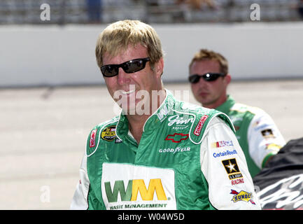Sterling Marlin ride su strada ai box durante le qualifiche per la Dodge Avenger 500 NASCAR Nextel Cup gara a Darlington Raceway in Darlington, Carolina del Sud il 11 maggio 2007. (UPI foto/nellâ Redmond) Foto Stock