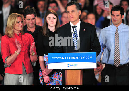 Candidato presidenziale repubblicano Mitt Romney parla durante una elezione primaria rally di notte a Columbia nella Carolina del Sud il 21 gennaio 2012. Romney ha preso il secondo posto di Newt Gingrich. Romney era unita, da sinistra a destra e da sua moglie Ann, figlio Tag, nipote Ellie e figlio Matt. UPI/Kevin Dietsch Foto Stock