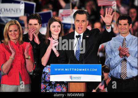 Candidato presidenziale repubblicano Mitt Romney parla durante una elezione primaria rally di notte a Columbia nella Carolina del Sud il 21 gennaio 2012. Romney ha preso il secondo posto di Newt Gingrich. Romney era unita, da sinistra a destra e da sua moglie Ann, figlio Tag, nipote Allie e figlio Matt. UPI/Kevin Dietsch Foto Stock