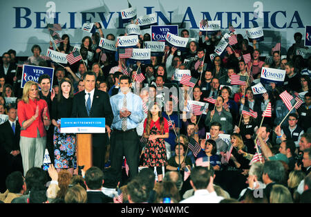 Candidato presidenziale repubblicano Mitt Romney parla durante una elezione primaria rally di notte a Columbia nella Carolina del Sud il 21 gennaio 2012. Romney ha preso il secondo posto di Newt Gingrich. Romney era unita, da sinistra a destra e da sua moglie Ann, figlio Tag, nipote Ellie e figlio Matt. UPI/Kevin Dietsch Foto Stock