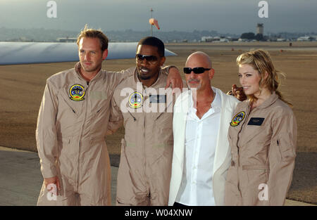 Costars del film "Stealth - Arma suprema" Josh Lucas (L) Jamie Foxx, regista Rob Cohen e Jessica Biel arrivare alla premiere il 17 luglio 2005 presso la Naval Air Station North Island Coronado, California. La furtività apre Luglio 29, 2005. (UPI foto/Michael Tweed) Foto Stock