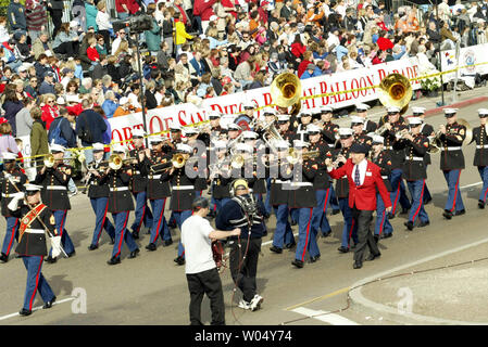 US Marine Corps Band unisce la vacanza palloncino ciotola di parata, parata lungo il porto di San Diego in California, Dicembre 30, 2003. (UPI foto/Roger Williams) Foto Stock