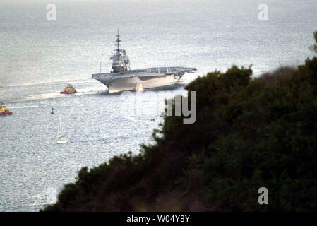 La USS Midway CVA 41 tira nel porto di San Diego dove diventerà un museo marittimo, il 5 gennaio 2004. La nave è stata costruita nel 1945 e servito in Corea e Vietnam. (UPI foto/Roger Williams) Foto Stock