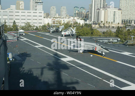 Aeromobile sul ponte di volo della USS Midway, America's lungo-servizio portaerei,che è ora un museo del porto di San Diego, 4 luglio 2004. (UPI foto/Roger Williams) Foto Stock