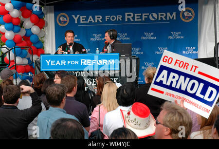 Il governatore della California Arnold Schwarzenegger (sinistra) parla di radio conservative talk show host Roger Hedgecock durante una visita ad una stazione radio locale a San Diego, 3 marzo 2005. Schwarzenegger è stato fuori verso l'alto e verso il basso il membro la raccolta di firme a sostegno di petizioni per effettuare misure su un ballottaggio per cambiare lo stato pubblico di fondi pensione come pure come gli insegnanti sono pagati e come distretti politici sono disegnati. (UPI foto/Earl S. Cryer) Foto Stock