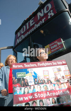 Gli infermieri, insegnanti e vigili del fuoco e altri manifestanti uniti attore Warren Beatty e la moglie attrice Annette Bening a no in proposizioni 74, 75, 76, e 77 rally svoltasi a Montgomery Campo a San Diego, California, 5 novembre 2005, dove il Governatore della California Arnold Schwarzenegger è stato in possesso di un rally e bus tour kick off per promuovere il suo proposizioni. Schwarzenegger è in possesso di una serie di manifestazioni per promuovere la sua mancanza di agende di riforma per la California prima di elettori si recheranno alle urne novembre 8. (UPI foto/Earl S. Cryer) Foto Stock