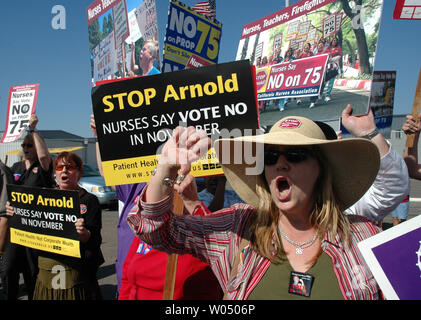 Gli infermieri, insegnanti e vigili del fuoco e altri manifestanti uniti attore Warren Beatty e la moglie attrice Annette Bening a no in proposizioni 74, 75, 76, e 77 rally svoltasi a Montgomery Campo a San Diego, California, 5 novembre 2005, dove il Governatore della California Arnold Schwarzenegger è stato in possesso di un rally e bus tour kick off per promuovere il suo proposizioni. Schwarzenegger è in possesso di una serie di manifestazioni per promuovere la sua mancanza di agende di riforma per la California prima di elettori si recheranno alle urne novembre 8. (UPI foto/Earl S. Cryer) Foto Stock