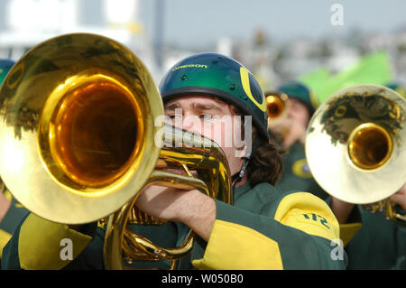 Membri della University of Oregon marching band eseguire durante il San Diego Bay Big Parade, Dicembre 29, 2005 a San Diego, California. La Parade, con oltre quaranta palloncini giganti, venti Marching Band e una dozzina di galleggianti, è organizzato in concomitanza con il Pacific Life Holiday ciotola con la University of Oregon Ducks assumendo l'Università di Oklahoma Sooners presso lo Stadio Qualcomm. (UPI foto / Earl S. Cryer) Foto Stock