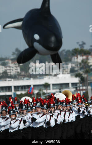 Membri del Cedar Falls nello Iowa marching band eseguire come Shamu la balena killer libra overhead durante il San Diego Bay Big Parade, Dicembre 29, 2005 a San Diego, California. La sfilata con oltre quaranta palloncini giganti, venti Marching Band e una dozzina di galleggianti, è organizzato in concomitanza con il Pacific Life Holiday ciotola con la University of Oregon Ducks assumendo l'Università di Oklahoma Sooners presso lo Stadio Qualcomm. (UPI foto / Earl S. Cryer) Foto Stock