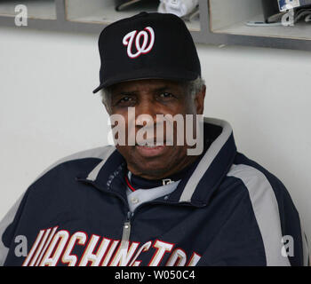 Washington cittadini manager Frank Robinson, un membro di Baseball Hall of Fame, attende per il gioco per avviare tra i San Diego Padres e i cittadini a Petco Park, San Diego, CA, 16 settembre 2005. Il gioco è stato vinto da cittadini 5-1. (UPI foto/Roger Williams) Foto Stock