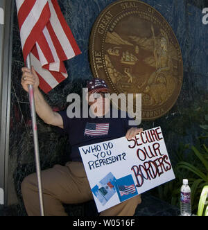 Membri del Minutemen anti-immigrazione protesta di gruppo al di fuori di San Diego, California ufficio del governatore Arnold Schwarzenegger, 3 giugno 2006. Dicono che vogliono più la protezione alle frontiere e che Schwarzenegger, non sta facendo il suo lavoro per proteggerlo. (UPI foto/Earl S. Cryer) Foto Stock