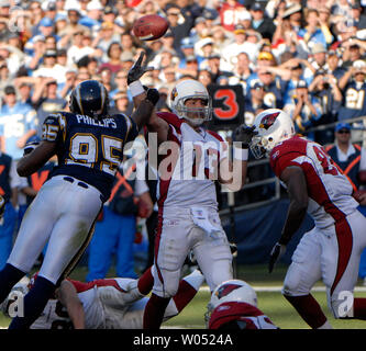 San Diego Charger Shaun Phillips (95) esercita una pressione sulla Arizona Cardinals quarterback Kurt Warner (13) durante il secondo trimestre del finale di stagione gioco presso Qualcomm Stadium di San Diego il 31 dicembre 2006. I caricatori battere i Cardinali 27-20. (UPI foto/Earl S. Cryer) Foto Stock