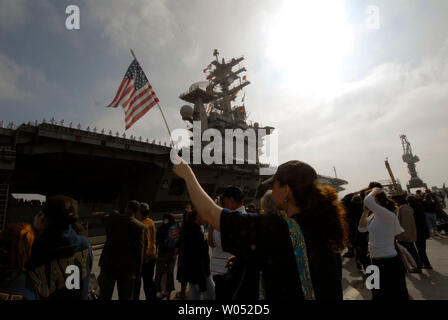 La famiglia e gli amici Wave addio ai cari a bordo della portaerei USS Nimitz come esso lascia il dock dal North Island Naval Air Station in Coronado, California legato per il Golfo Persico il 2 aprile 2007. (UPI foto/Earl S. Cryer) Foto Stock