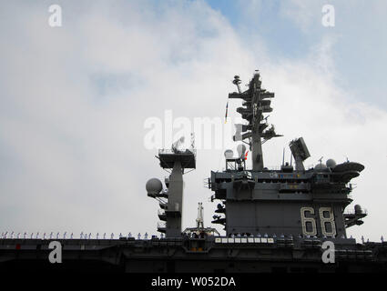 Il suo equipaggio della portaerei USS Nimitz linea il ponte come la nave si prepara a lasciare il dock nella North Island Naval Air Station in Coronado, California guidato per il Golfo Persico il 2 aprile 2007. (UPI foto/Earl S. Cryer) Foto Stock