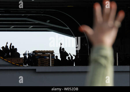 Il suo equipaggio della portaerei USS Nimitz Wave addio a parenti e amici come la nave si allontana dal dock a North Island Naval Air Station in Coronado, California guidato per il Golfo Persico il 2 aprile 2007. (UPI foto/Earl S. Cryer) Foto Stock