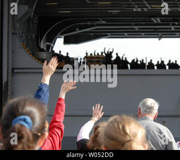 La famiglia e gli amici Wave addio ai cari a bordo della portaerei USS Nimitz come esso lascia il dock dal North Island Naval Air Station in Coronado, California legato per il Golfo Persico il 2 aprile 2007. (UPI foto/Earl S. Cryer) Foto Stock