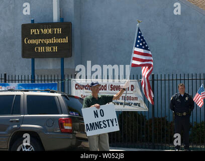 L'anti-immigrati illegali gruppo I Minutemen protestare fuori la Plymouth chiesa della Congregazione di San Diego il 9 maggio 2007. I sostenitori della chiesa è venuto a lanciare il nuovo santuario movimento un gruppo interconfessionale che darà un santuario per gli immigrati e le loro famiglie che sono di fronte alla deportazione. Chiese in una ventina di città di tutto il paese tra i quali quelli di Los Angeles, Seattle e New York hanno partecipato all'evento. (UPI foto/Earl S. Cryer) Foto Stock