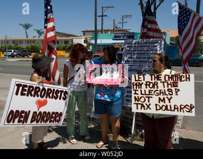 L'anti-immigrati illegali gruppo I Minutemen protestare fuori la Plymouth chiesa della Congregazione di San Diego il 9 maggio 2007. I sostenitori della chiesa è venuto a lanciare il nuovo santuario movimento un gruppo interconfessionale che darà un santuario per gli immigrati e le loro famiglie che sono di fronte alla deportazione. Chiese in una ventina di città di tutto il paese tra i quali quelli di Los Angeles, Seattle e New York hanno partecipato all'evento. (UPI foto/Earl S. Cryer) Foto Stock